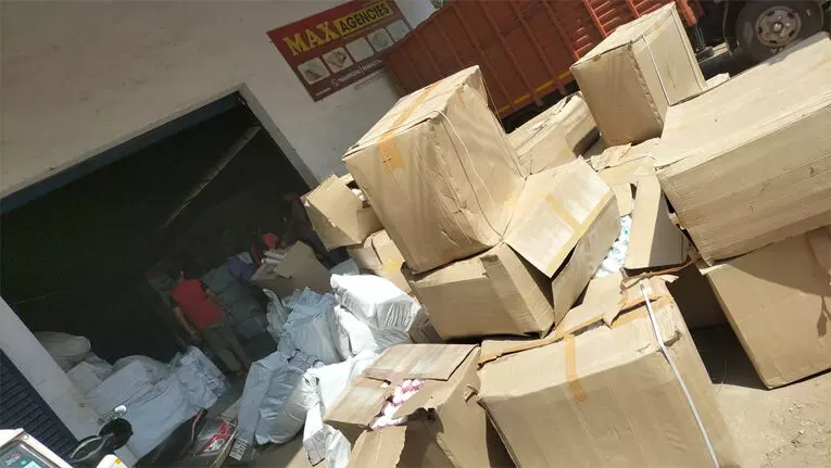 പ്ലാസ്റ്റിക് അടക്കമുള്ള നിരോധിത ഉത്പന്നങ്ങൾ റെയ്ഡ് ചെയ്ത് പിടികൂടി പ്ലാസ്റ്റിക് അടക്കമുള്ള നിരോധിത ഉത്പന്നങ്ങൾ റെയ്ഡ് ചെയ്ത് പിടികൂടി