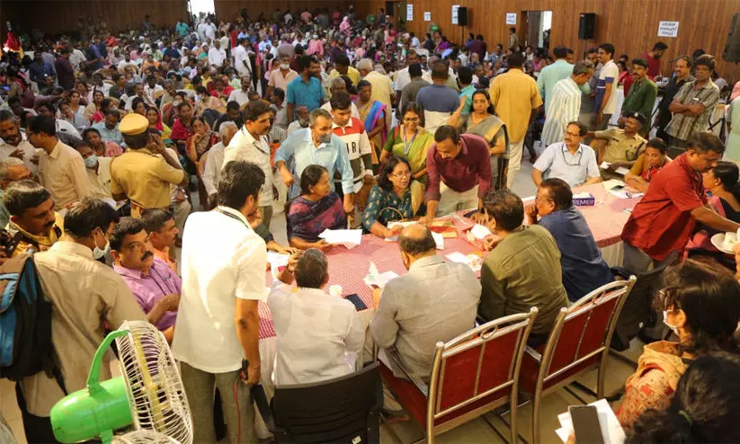 കരുതലും കൈത്താങ്ങും അദാലത്ത് - രണ്ടാംദിനം പരിഗണിച്ചത് 200 അപേക്ഷകൾ കരുതലും കൈത്താങ്ങും അദാലത്ത് - രണ്ടാംദിനം പരിഗണിച്ചത് 200 അപേക്ഷകൾ