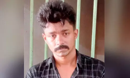 ഗവർണറുടെ വാഹനവ്യൂഹം പോകുന്നതിനിടെ  സുരക്ഷ വലയം ഭേദിച്ച് പൊലീസിനെ ആക്രമിച്ചു; യുവാവ് പിടിയിൽ