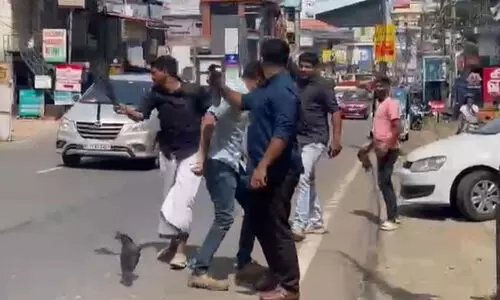 പെരിന്തൽമണ്ണയിൽ പൊതുപരിപാടിക്കെത്തിയ മുഖ്യമന്ത്രിക്കെതിരെ യൂത്ത് ലീഗ് പ്രവർത്തകർ കരിങ്കൊടി വീശി പ്രതിഷേധിക്കുന്നു