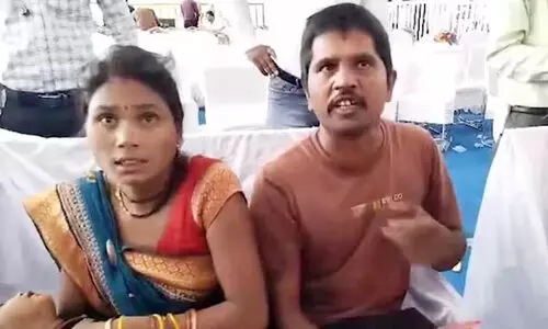 മുഖ്യമന്ത്രി പ്രസംഗിക്കവെ ഒരു വയസ്സുള്ള മകനെ സ്റ്റേജിലേക്കെറിഞ്ഞ് യുവാവ്; കാരണമറിഞ്ഞ് നടുങ്ങി ജനം