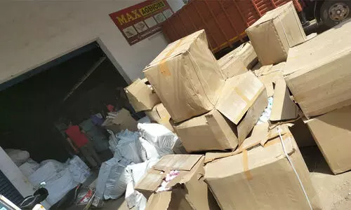 പ്ലാസ്റ്റിക് അടക്കമുള്ള നിരോധിത ഉത്പന്നങ്ങൾ റെയ്ഡ് ചെയ്ത് പിടികൂടി