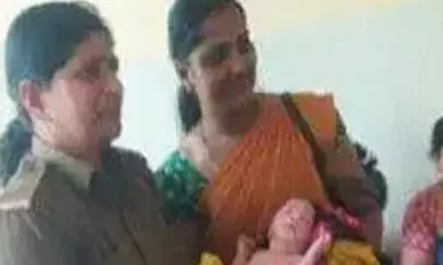 കെ.എസ്.ആർ.ടി.സി ബസ്സിൽ യാത്രക്കാരി പെൺകുഞ്ഞിന് ജന്മം നൽകി