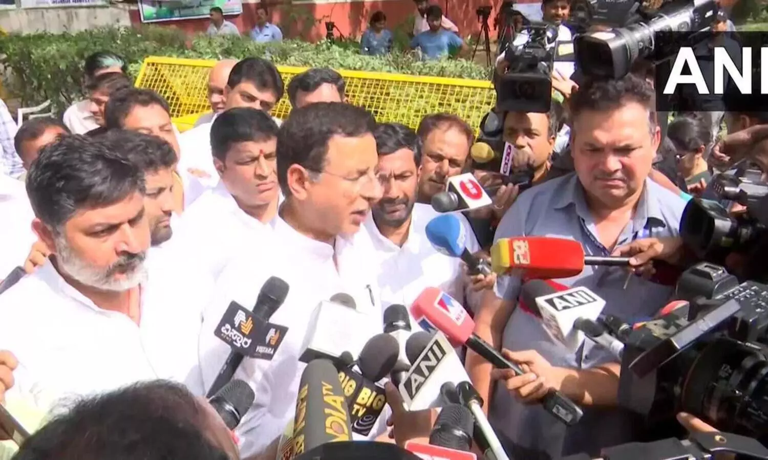 കർണാടക മുഖ്യമന്ത്രിയാരാണെന്ന് തീരുമാനിച്ചിട്ടില്ല; 72 മണിക്കൂറിനുള്ളിൽ സംസ്ഥാനത്ത് പുതിയ മന്ത്രിസഭ -സുർജേവാല