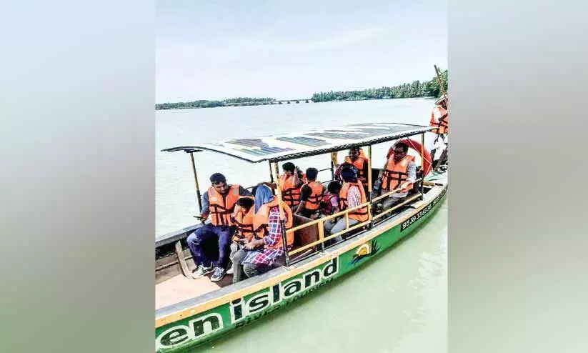 കടലുണ്ടി - വള്ളിക്കുന്ന് കമ്യൂണിറ്റി റിസർവിൽ തോണി സർവിസിന് തുടക്കം