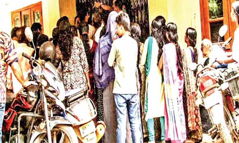 കു​ടി​വെ​ള്ള ക്ഷാ​മം രൂ​ക്ഷം: വാ​ട്ട​ർ അ​തോ​റി​റ്റി ഓ​ഫി​സ് ഉ​പ​രോ​ധി​ച്ചു