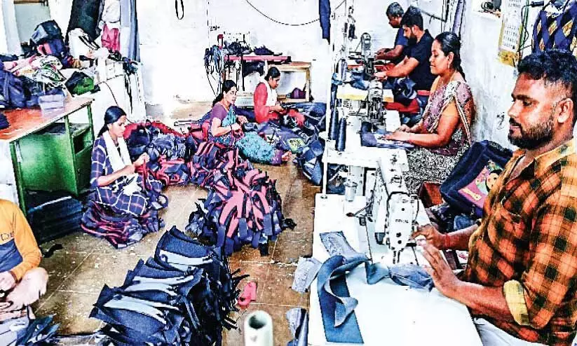 പുതുവർഷത്തിൽ വിദ്യാർഥികൾക്കായി പുത്തൻ ബാഗുകൾ ഒരുങ്ങുന്നു പുതുവർഷത്തിൽ വിദ്യാർഥികൾക്കായി പുത്തൻ ബാഗുകൾ ഒരുങ്ങുന്നു