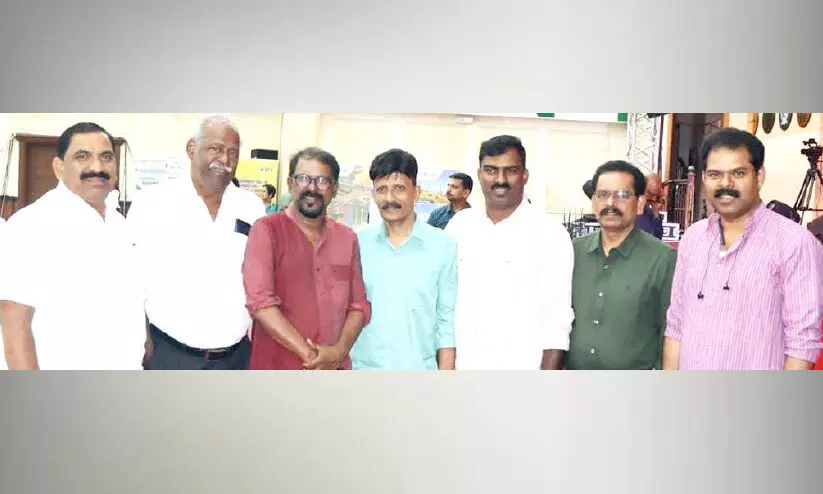 ഇടതുപക്ഷകൂട്ടായ്മ നേതാക്കള്‍ മുരുകന്‍ കാട്ടാക്കടയെ സന്ദര്‍ശിച്ചു