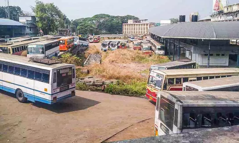 ആലുവ കെ.എസ്.ആർ.ടി.സി സ്റ്റാൻഡ് പ്രതീക്ഷയുടെ ഡബിൾ ബെൽ കാത്ത്​...