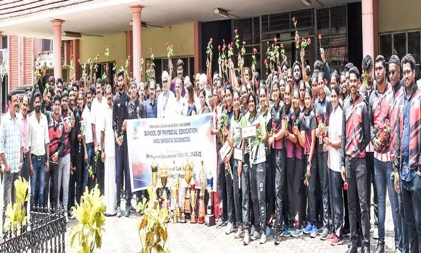 കായിക താരങ്ങൾക്ക് സർവകലാശാലയിൽ വൻ വരവേൽപ് കായിക താരങ്ങൾക്ക് സർവകലാശാലയിൽ വൻ വരവേൽപ്