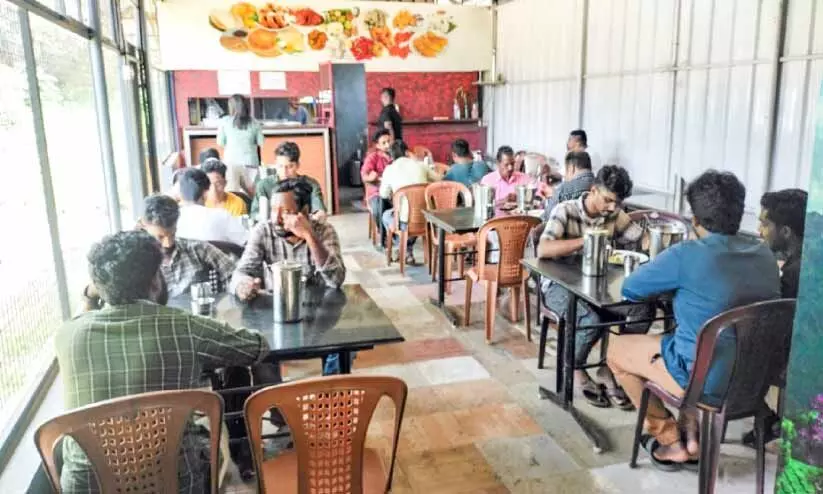 പ്രതിസന്ധിയിലും ‘തനിമ’ വിടാതെ പ്രതിസന്ധിയിലും ‘തനിമ’ വിടാതെ