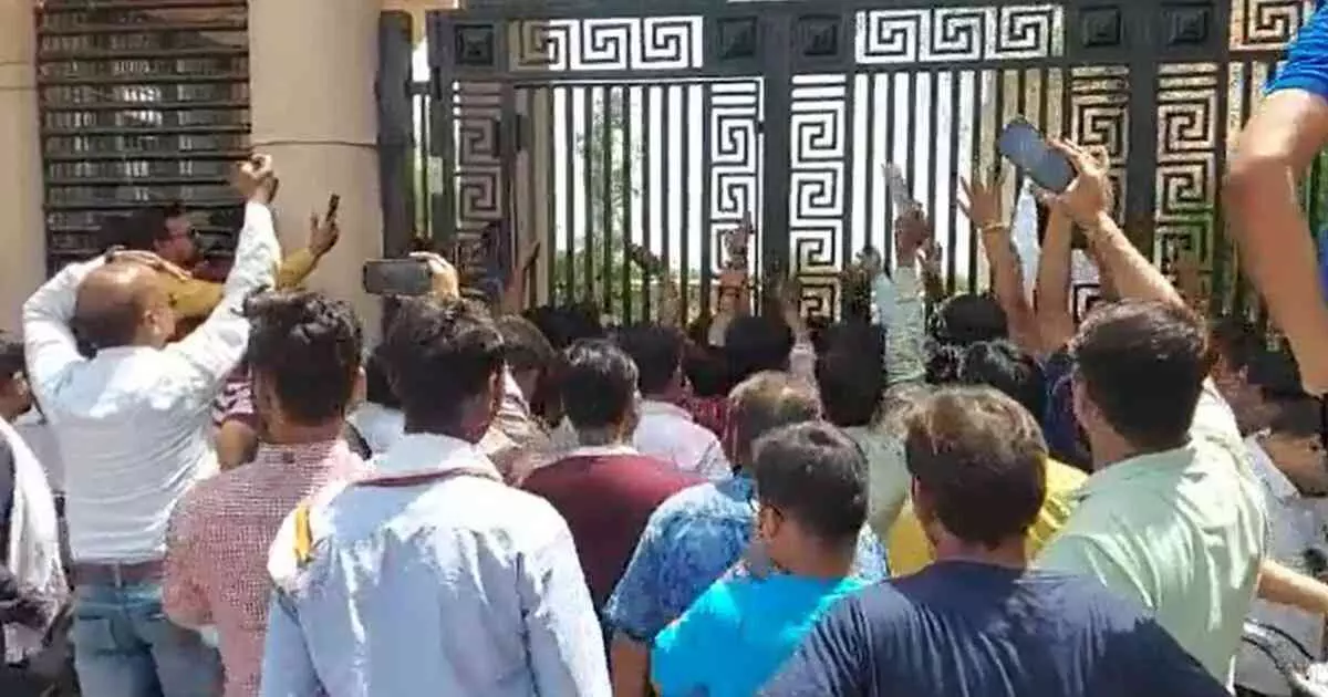 സ്കൂളിന് പുറത്ത് പ്രതിഷേധിക്കുന്നവർ