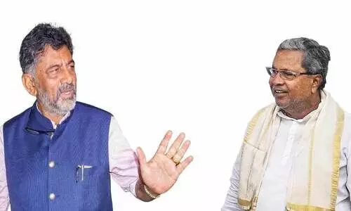 മുഖ്യമന്ത്രിക്കസേരയിൽ പിടിവിടാതെ ഡി.കെ, സിദ്ധരാമയ്യ തീർപ്പായില്ല മുഖ്യമന്ത്രിക്കസേരയിൽ പിടിവിടാതെ ഡി.കെ, സിദ്ധരാമയ്യ തീർപ്പായില്ല