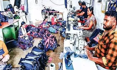 പു​തു​വ​ർ​ഷ​ത്തി​ൽ വി​ദ്യാ​ർ​ഥി​ക​ൾ​ക്കാ​യി പു​ത്ത​ൻ ബാ​ഗു​ക​ൾ ഒ​രു​ങ്ങു​ന്നു