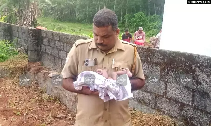 ഉപേക്ഷിക്കപ്പെട്ട നിലയിൽ നവജാത ശിശുവിനെ കണ്ടെത്തി ഉപേക്ഷിക്കപ്പെട്ട നിലയിൽ നവജാത ശിശുവിനെ കണ്ടെത്തി