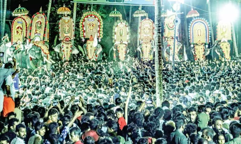 അഴകായി പോര്ക്കൊരിക്കല് പൂരം അഴകായി പോര്ക്കൊരിക്കല് പൂരം