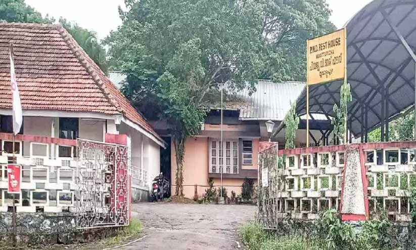 കെ.എസ്.ടി.പി ഓഫിസ് ആലുവയിലേക്ക് മാറ്റാനുള്ള നീക്കത്തിൽ പ്രതിഷേധം കെ.എസ്.ടി.പി ഓഫിസ് ആലുവയിലേക്ക് മാറ്റാനുള്ള നീക്കത്തിൽ പ്രതിഷേധം