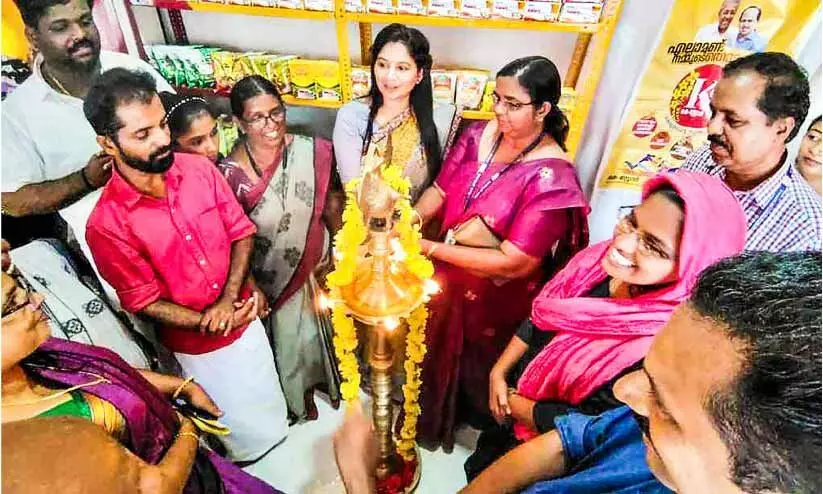 പൊതുവിതരണം ഇനി ഹൈടെക് ജില്ലയിലെ ആദ്യ കെ-സ്റ്റോര്‍ തുറന്നു