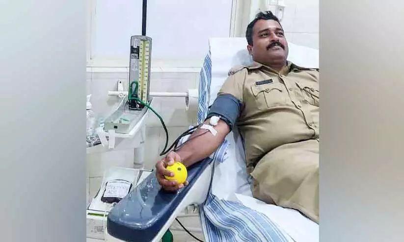 രക്തം തേടി അലഞ്ഞ യുവാവിന് രക്ഷകരായി പൊലീസ് രക്തം തേടി അലഞ്ഞ യുവാവിന് രക്ഷകരായി പൊലീസ്