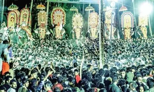 അഴകായി പോര്ക്കൊരിക്കല് പൂരം അഴകായി പോര്ക്കൊരിക്കല് പൂരം