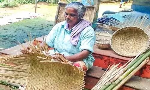 നെയ്ത്തിനെ ചേർത്തുനിർത്തി കാർത്യായനി നെയ്ത്തിനെ ചേർത്തുനിർത്തി കാർത്യായനി