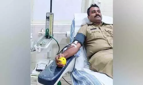 രക്തം തേടി അലഞ്ഞ യുവാവിന് രക്ഷകരായി പൊലീസ് രക്തം തേടി അലഞ്ഞ യുവാവിന് രക്ഷകരായി പൊലീസ്