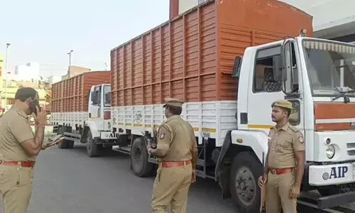 റോഡിൽ ബ്രേക്ക് ഡൗണായത് 535 കോടിയുമായി വന്ന ട്രക്ക്; സുരക്ഷക്ക് കുതിച്ചെത്തി പൊലീസ്