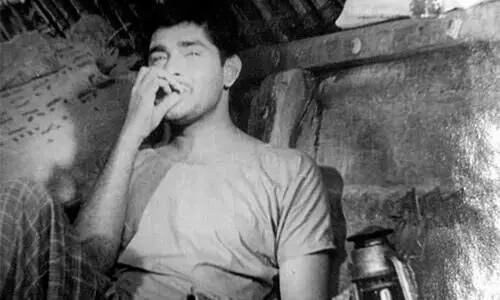 ഓ​ള​വും തീ​ര​വും -ഒ​രു നാ​ഴി​ക​ക്ക​ല്ല്