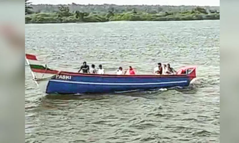 പൊന്നാനിയിൽ മത്സ്യബന്ധന വള്ളത്തിൽ സ്ത്രീകളും കൈക്കുഞ്ഞുമായി ഉല്ലാസയാത്ര പൊന്നാനിയിൽ മത്സ്യബന്ധന വള്ളത്തിൽ സ്ത്രീകളും കൈക്കുഞ്ഞുമായി ഉല്ലാസയാത്ര