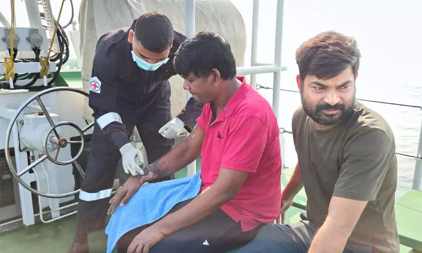 എണ്ണക്കപ്പലിൽ നിന്ന്​ പൊള്ളലേറ്റ നാവികരെ രക്ഷപ്പെടുത്തി