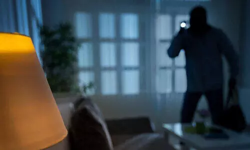 വീട്ടുകാർ ടൂറിൽ; കള്ളൻ വീട്ടിൽ നിന്നു 13 പവനും 5,000 രൂപയും കവർന്നു