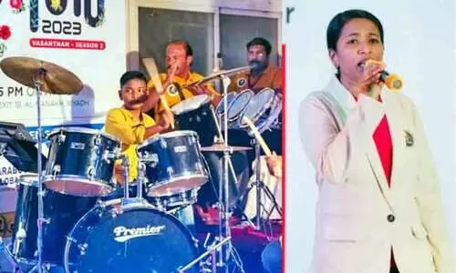 പ്ര​വാ​സ​ത്തി​ലെ കൊ​ട്ടും പാ​ട്ടും ബാ​ക്കി​യാ​ക്കി ഗാ​യി​ക​യാ​യ അ​മ്മ​യും ത​ബ​ലി​സ്റ്റ് മ​ക​നും നാ​ട്ടി​ലേ​ക്ക്