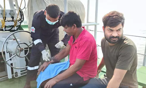 എണ്ണക്കപ്പലിൽ നിന്ന്​ പൊള്ളലേറ്റ നാവികരെ രക്ഷപ്പെടുത്തി