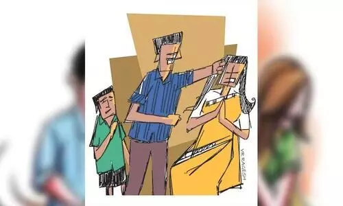 ‘ഒരു ദയയുമില്ലാതെ സ്വന്തം അമ്മയെ തല്ലിച്ചതക്കുന്ന അച്ഛനോട് ഏത് മകനാണ് ഇഷ്ടം തോന്നുക?...’ ‘ഒരു ദയയുമില്ലാതെ സ്വന്തം അമ്മയെ തല്ലിച്ചതക്കുന്ന അച്ഛനോട് ഏത് മകനാണ് ഇഷ്ടം തോന്നുക?...’