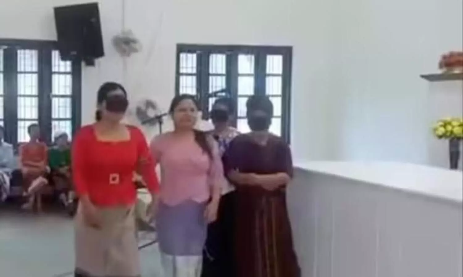 കണ്ണുകെട്ടി ഭർത്താവിനെ തിരിച്ചറിയൽ മത്സരം; വൈറലായി ഭാര്യയുടെ തന്ത്രം -വിഡിയോ