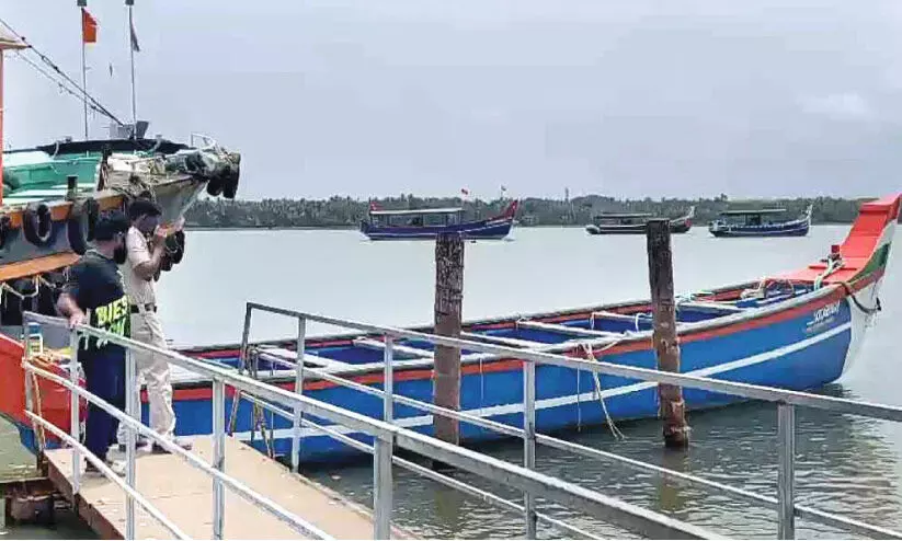 നിയമം ലംഘിച്ച് ഉല്ലാസ യാത്ര: മത്സ്യബന്ധന വള്ളം കസ്റ്റഡിയിലെടുത്തു, സ്രാങ്ക് ഒളിവിൽ നിയമം ലംഘിച്ച് ഉല്ലാസ യാത്ര: മത്സ്യബന്ധന വള്ളം കസ്റ്റഡിയിലെടുത്തു, സ്രാങ്ക് ഒളിവിൽ