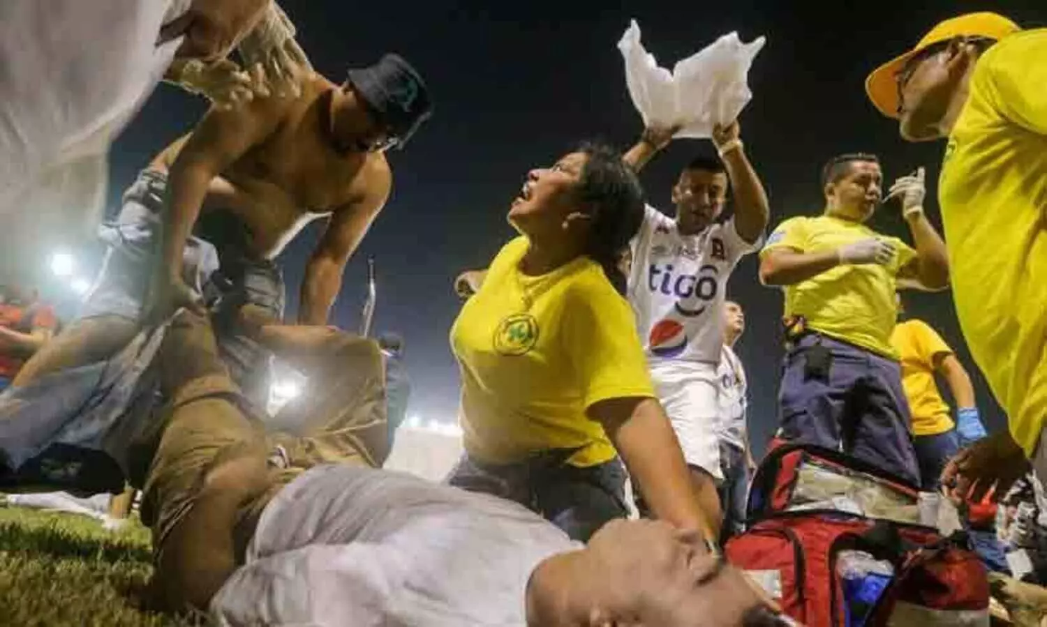 എ​ൽ​സാ​ൽ​വ​ഡോ​റി​ൽ സ്റ്റേ​ഡി​യ​ത്തി​ൽ തി​ക്കും തി​ര​ക്കും; 12 മ​ര​ണം