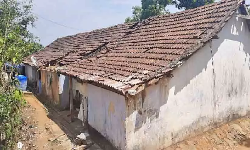 കാലവർഷം വിളിപ്പാടകലെഭീതിയിൽ പാടികളിലെ ജീവിതം കാലവർഷം വിളിപ്പാടകലെഭീതിയിൽ പാടികളിലെ ജീവിതം