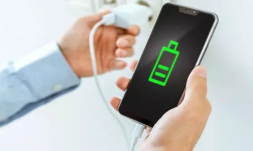 ഫോണിലെ ചാർജ് വേഗം തീരുന്ന പ്രശ്നമുണ്ടോ? ഈ സെറ്റിംഗ്സുകൾ ഒന്നു മാറ്റിനോക്കൂ