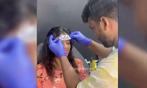 നെറ്റിയിൽ ഭർത്താവിന്റെ പേര് ടാറ്റൂ ചെയ്തു; യുവതിയുടെ വിഡിയോ വൈറൽ