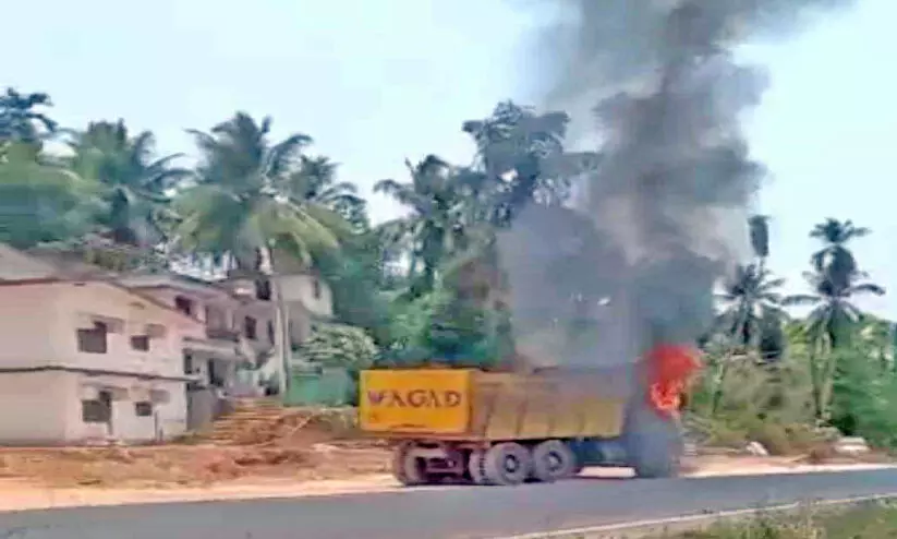 ടിപ്പർ ലോറിക്ക് തീപിടിച്ചു