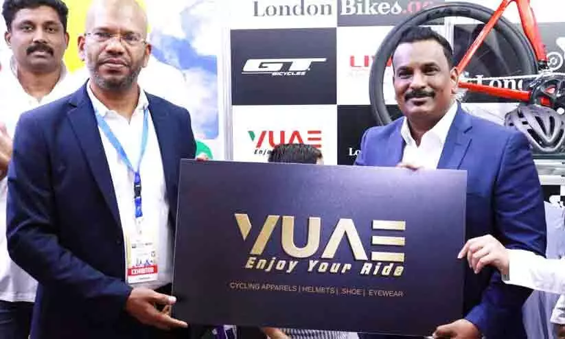 സൈക്കിൾ സവാരിക്കാരുടെ ഇഷ്ടത്തിനനുസരിച്ച് വസ്ത്രങ്ങളൊരുക്കി ലണ്ടൻ ബൈക്ക് സൈക്കിൾ സവാരിക്കാരുടെ ഇഷ്ടത്തിനനുസരിച്ച് വസ്ത്രങ്ങളൊരുക്കി ലണ്ടൻ ബൈക്ക്