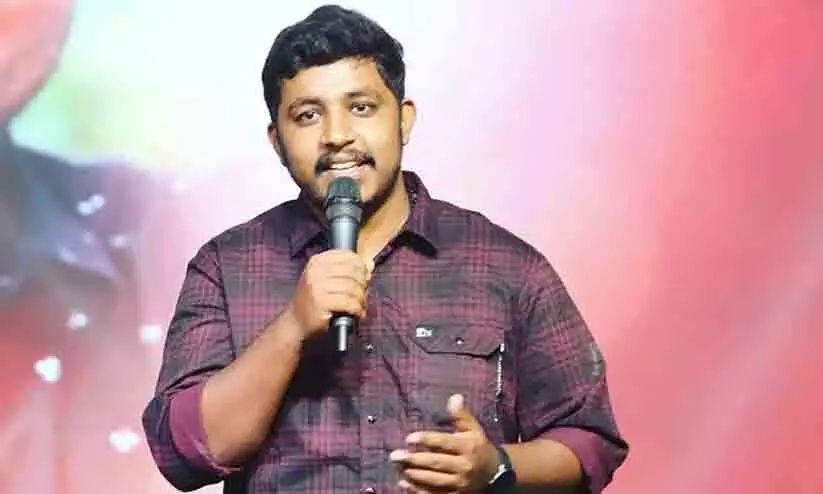 സദസ്യരെ കൈയിലെടുത്ത് ‘മോദിയും പിണറായിയും’ സദസ്യരെ കൈയിലെടുത്ത് ‘മോദിയും പിണറായിയും’