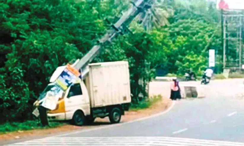 പുത്തൂരിൽ പിക്കപ്പ് വാനിടിച്ച് വൈദ്യുതിക്കാലുകൾ തകർന്നു പുത്തൂരിൽ പിക്കപ്പ് വാനിടിച്ച് വൈദ്യുതിക്കാലുകൾ തകർന്നു