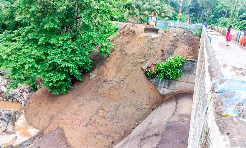 പെരുന്തേനരുവി ഡാമില്‍ അടിഞ്ഞ മണലും ചളിയും പമ്പാനദിക്കരയിൽ തന്നെ
