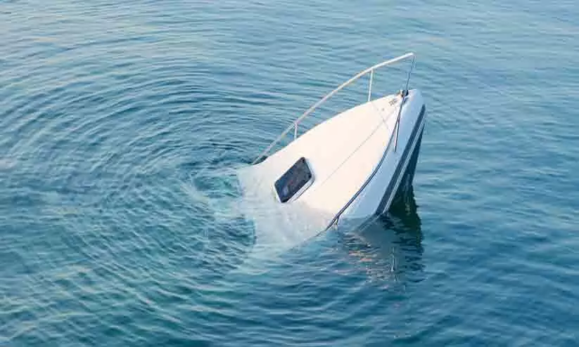 ബോട്ട് മറിഞ്ഞ് കടലിൽ വീണ അഞ്ച് പേരെ രക്ഷപ്പെടുത്തി ബോട്ട് മറിഞ്ഞ് കടലിൽ വീണ അഞ്ച് പേരെ രക്ഷപ്പെടുത്തി