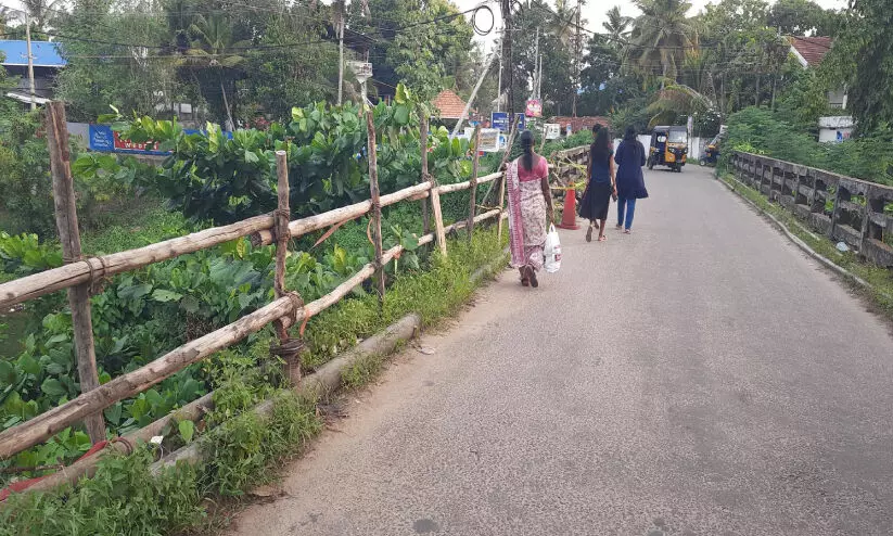 കൈവരികൾ തകർന്നു, കാൽ തെറ്റിയാൽ തോട്ടിൽ....