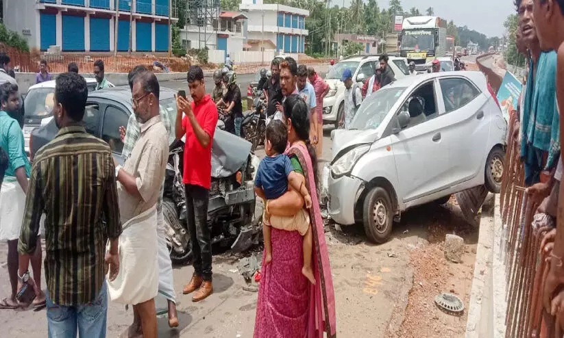 കാറുകൾ കൂട്ടിയിടിച്ച് എട്ടുപേർക്ക് പരിക്ക് കാറുകൾ കൂട്ടിയിടിച്ച് എട്ടുപേർക്ക് പരിക്ക്