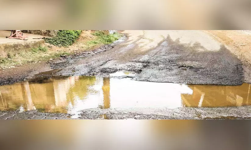 കുളപ്പുള്ളി-കണയം റോഡിലെ ദുരിതയാത്ര തുടരും കുളപ്പുള്ളി-കണയം റോഡിലെ ദുരിതയാത്ര തുടരും