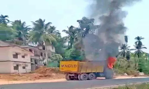 ടിപ്പർ ലോറിക്ക് തീപിടിച്ചു